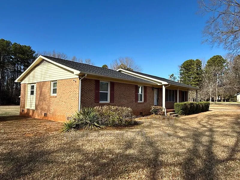 3 bed, 2.0 bath, 1740 sqft, $2,245 — Photo 2