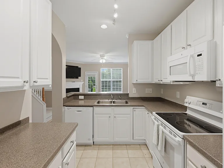 221 Grey Elm Trl — Photo 10