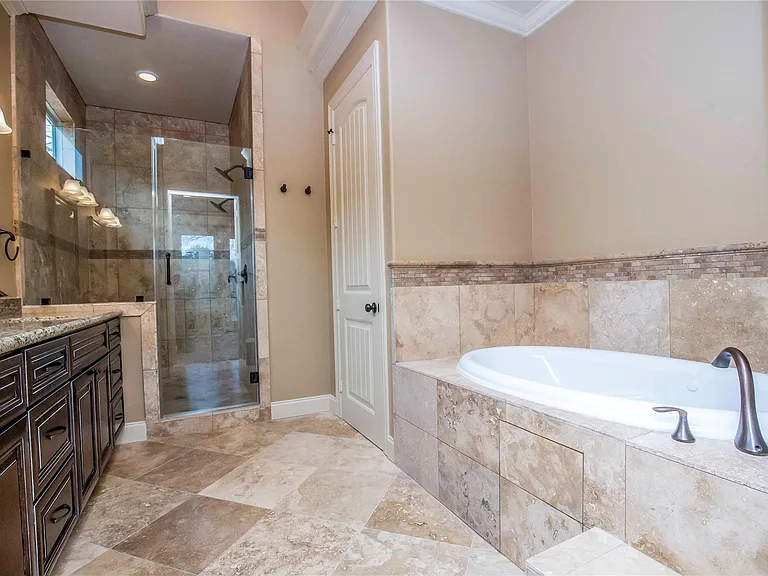 1516 Amundsen St — Photo 38