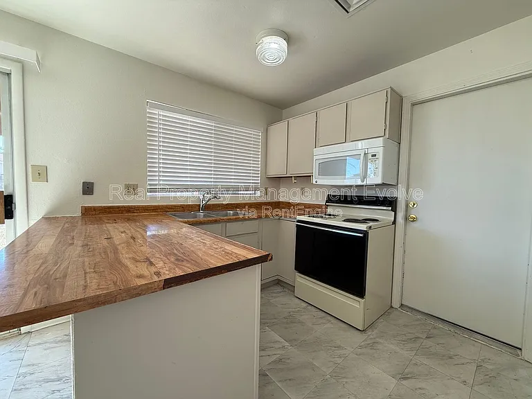 6437 W Sierra St — Photo 9