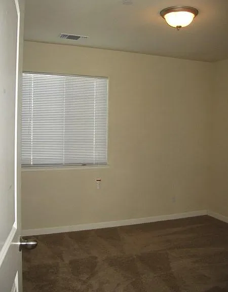 421 Hetherington Cir — Photo 8