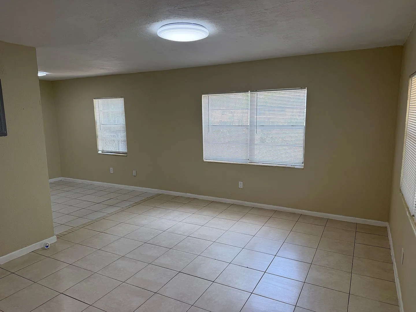 Available 3/2 home with updated bathrooms. — Photo 3