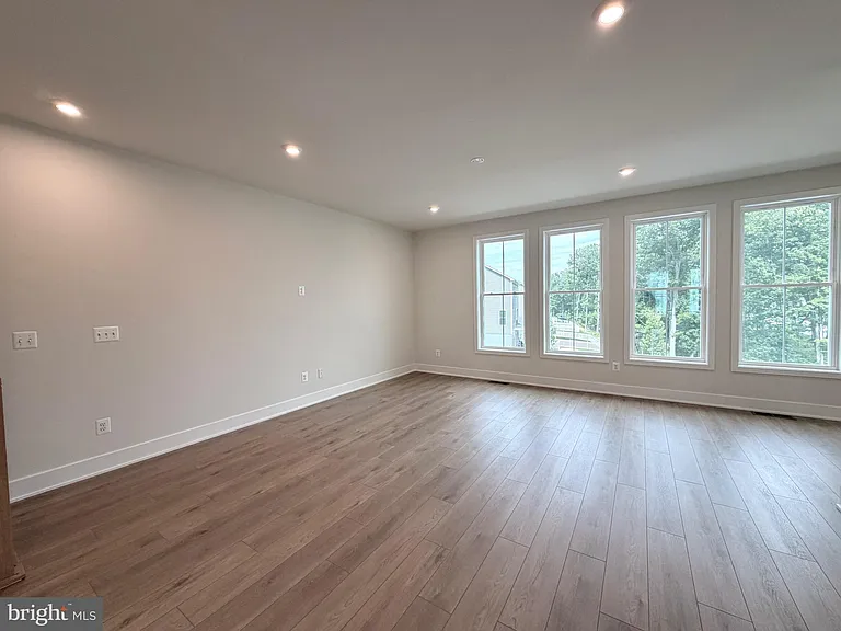 135 Heyford Dr — Photo 6