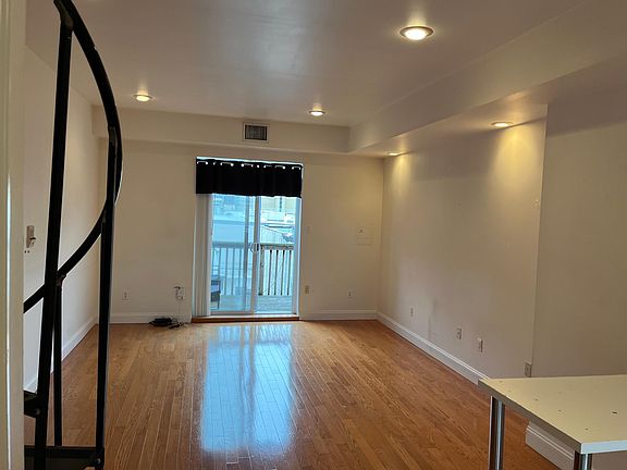 4th image of 1824 Green St #10