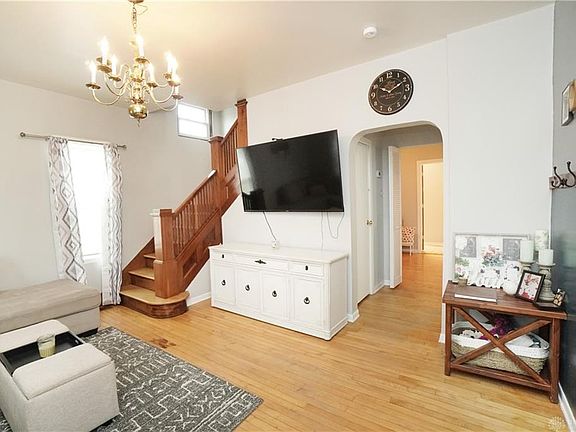 5th image of 152 5th St