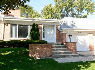 10 N Regency Dr E, Arlington Heights, IL 60004