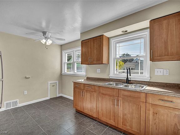 4th image of 24940 Devoe Ave