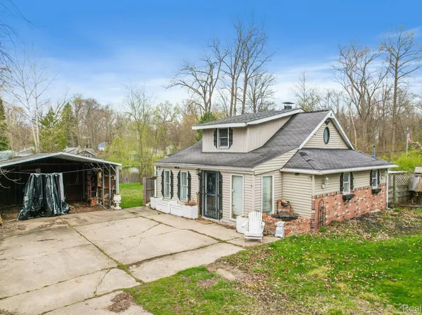9685 Log Cabin Trl, White Lake, MI 48386