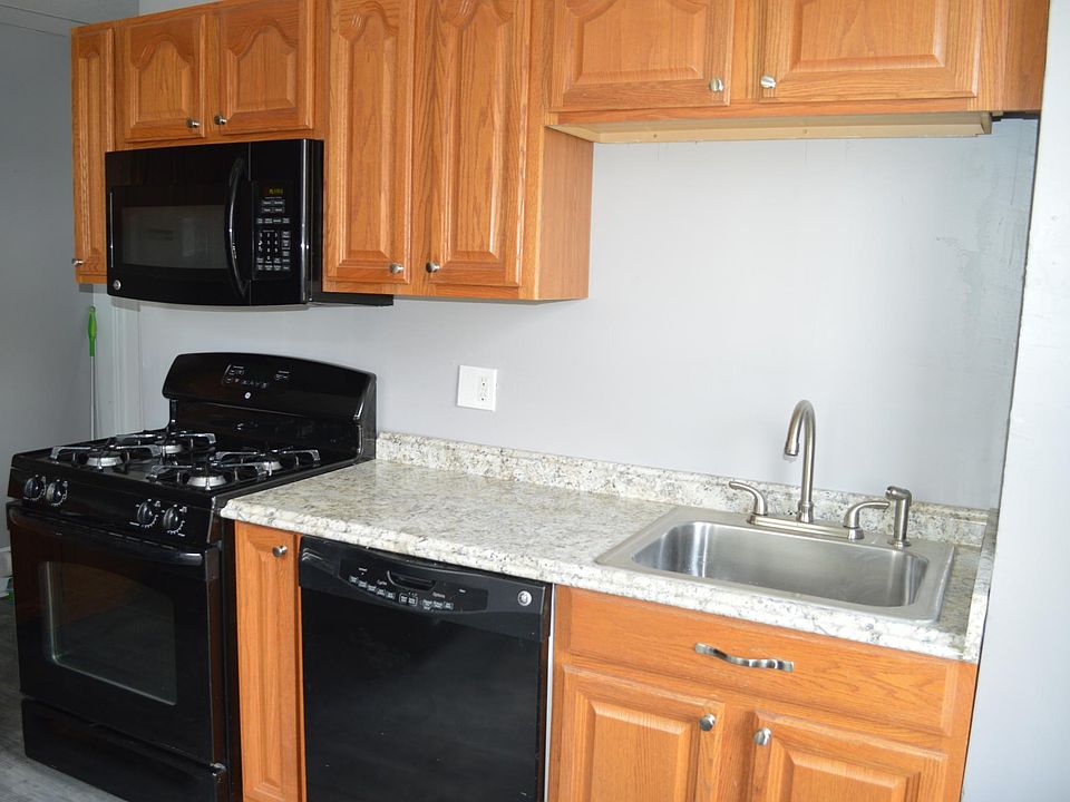 Kitchen - dishwasher, microwave, gas stove