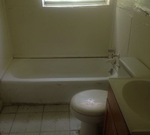 5th image of 3911 Flora Ave #B