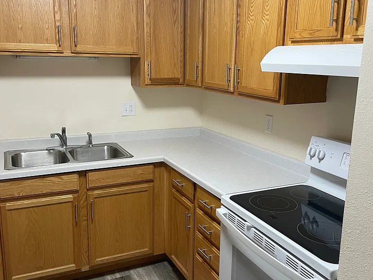 800 Fairfield Dr #15 — Photo 2