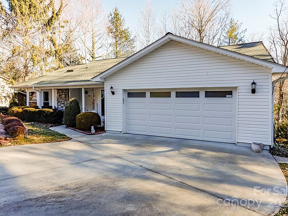 4th image of 889 Sandburg Ter