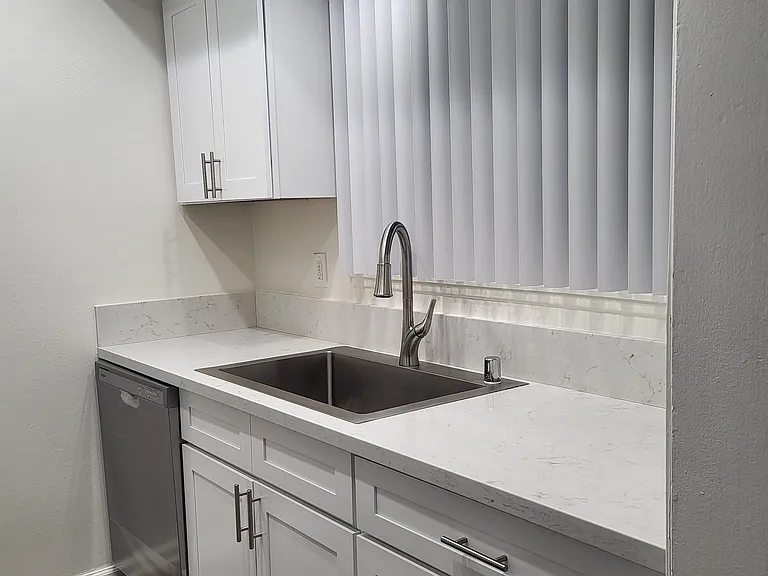 Chateau Gardens Apartments — Photo 9
