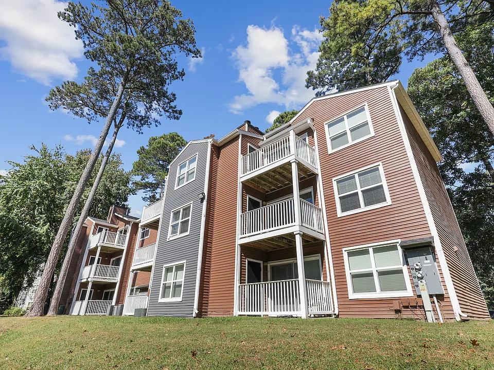 Luna Pointe apartments community photo