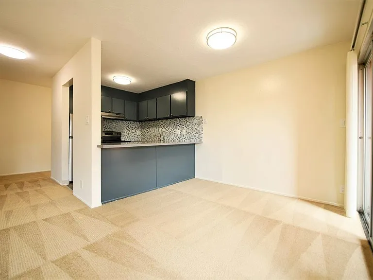95 Linda Apartments — Photo 8