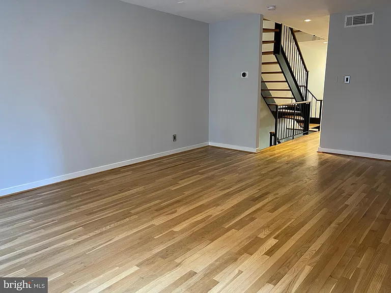 457 N St SW — Photo 28
