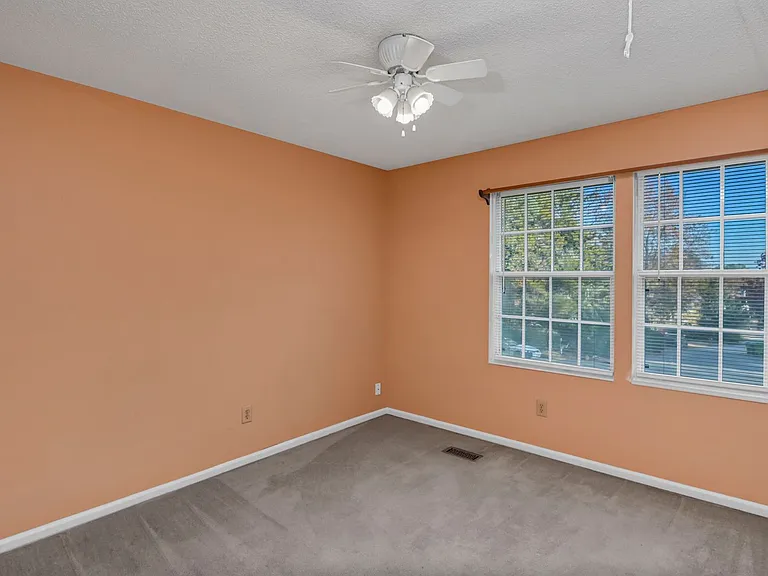 100 Woodspur Rd — Photo 31