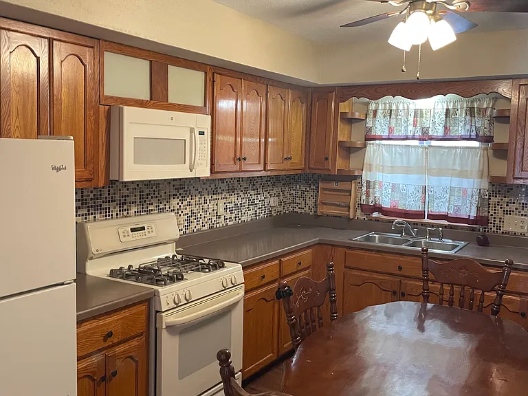 141 W Dickson Ave — Photo 4