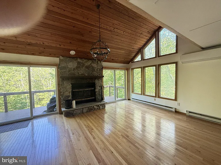 5375 Woodbridge Dr E — Photo 5