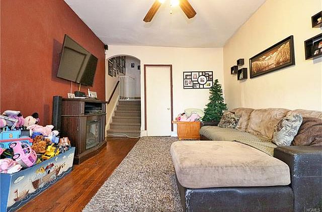 2nd image of 2557 Williamsbridge Rd