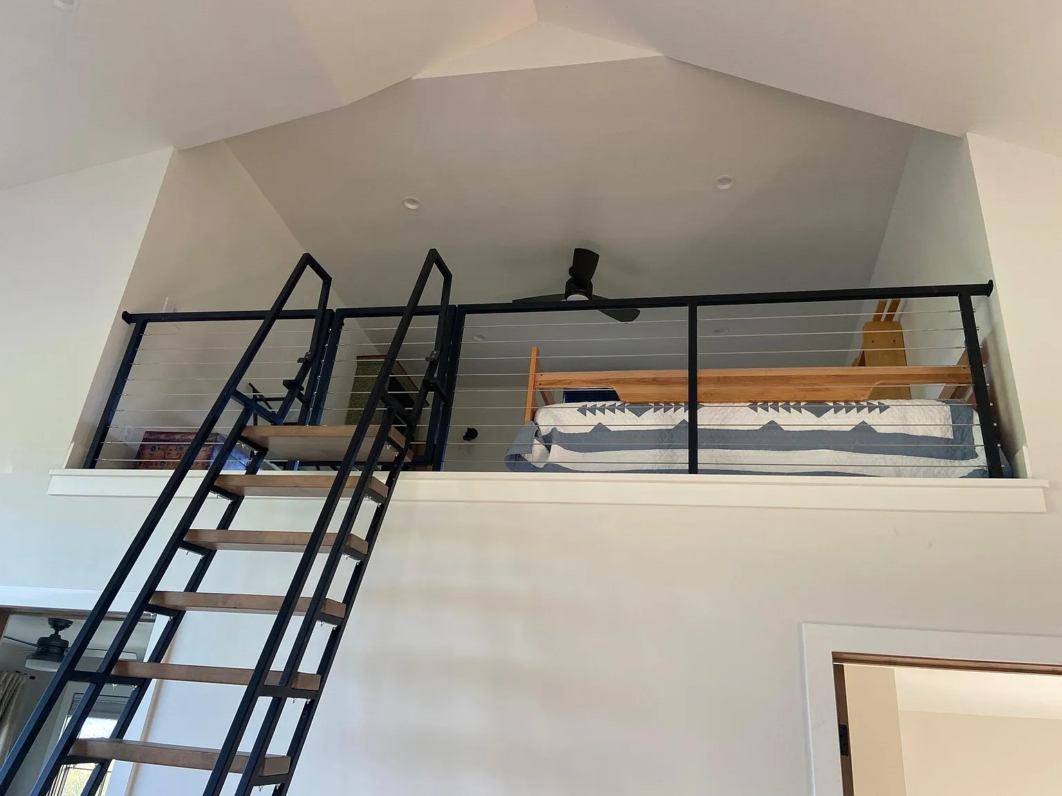 4 bed, 2400 sqft, $4,900 — Photo 2