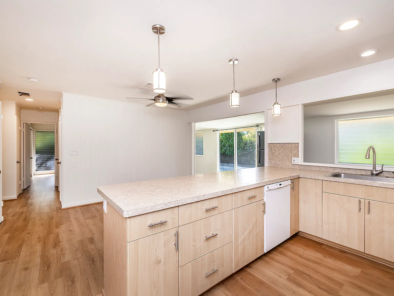 4 bed, 1633 sqft, $5,700 — Photo 4