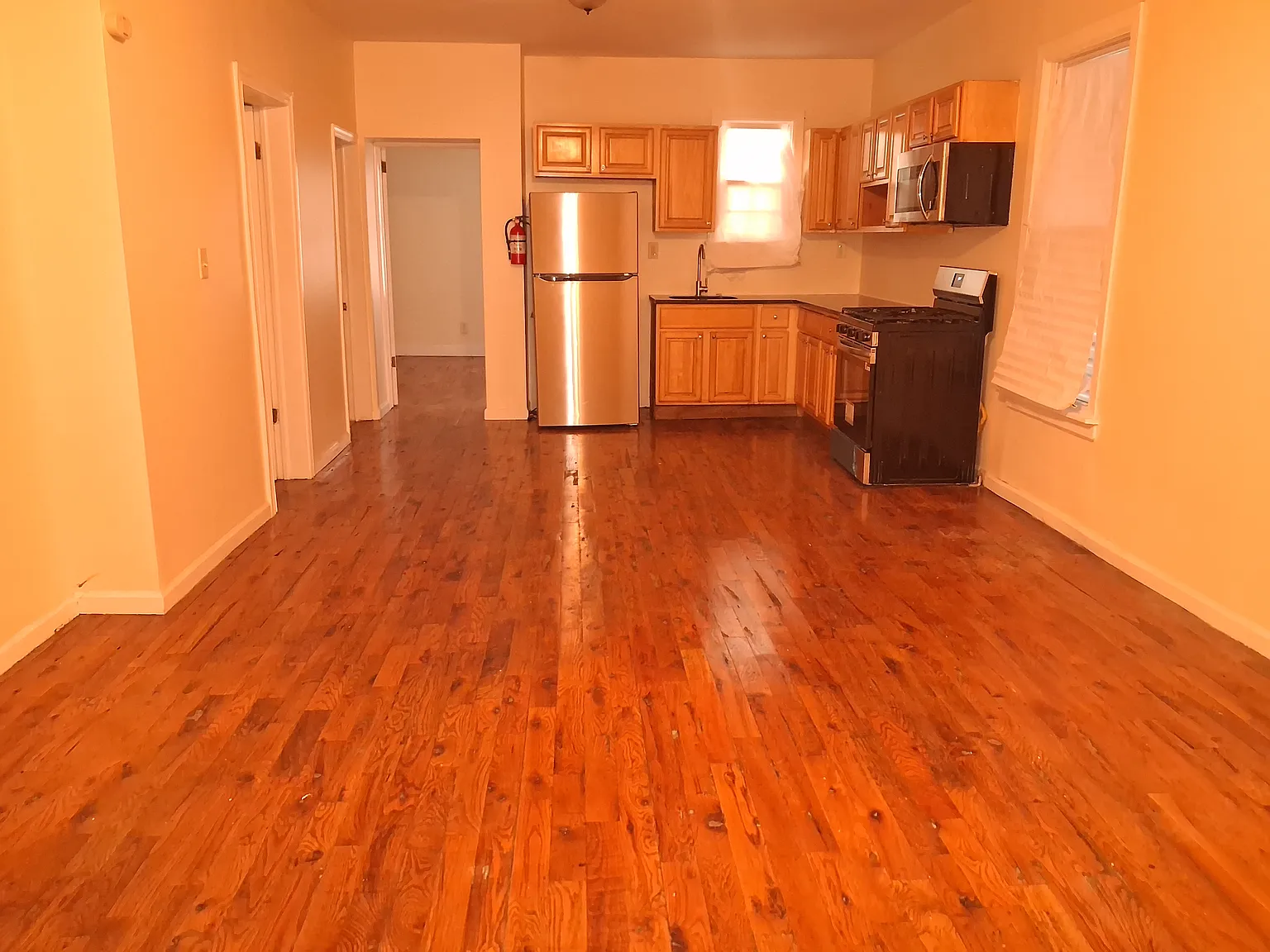 3 bed, 800 sqft, $2,500 — Photo 2