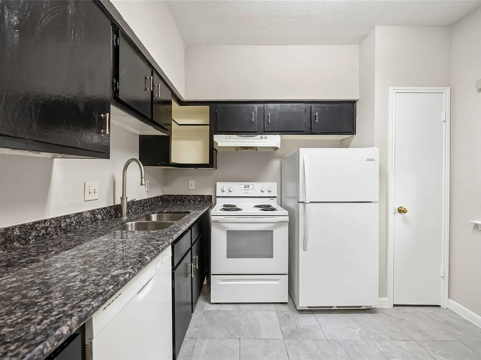 1 bed, 1.5 bath, 1033 sqft, $1,400 — Photo 2