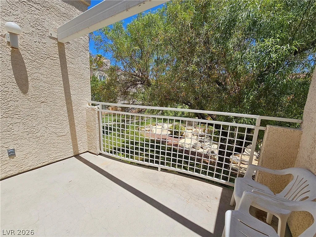 2 bed, 2.0 bath, 989 sqft, $1,295 — Photo 2