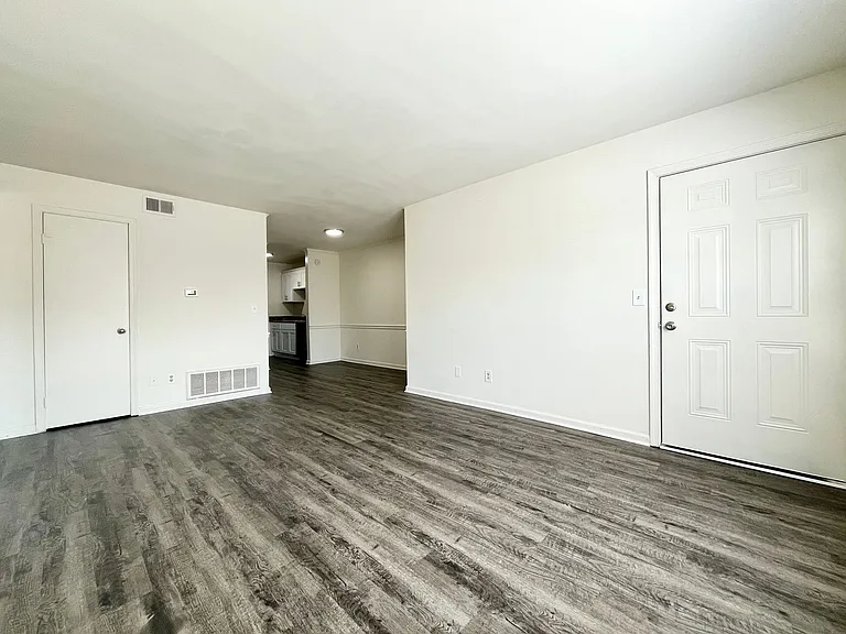 Collinwood Apartments — Photo 24