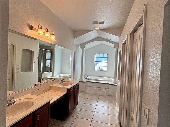 3rd image of 331 Marion Oaks Trl
