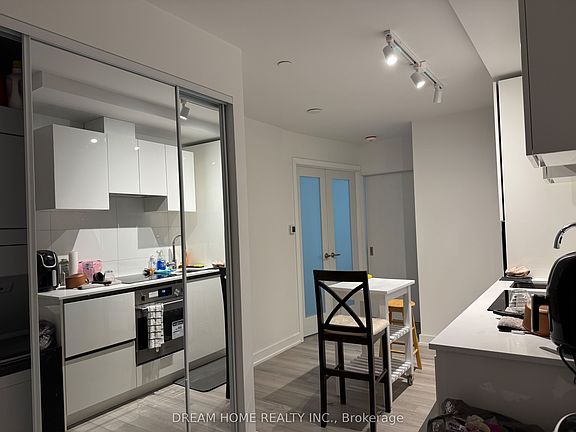 5th image of 230 Simcoe St #1226