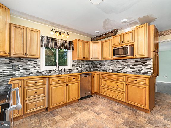 3rd image of 1319 Montfort Dr