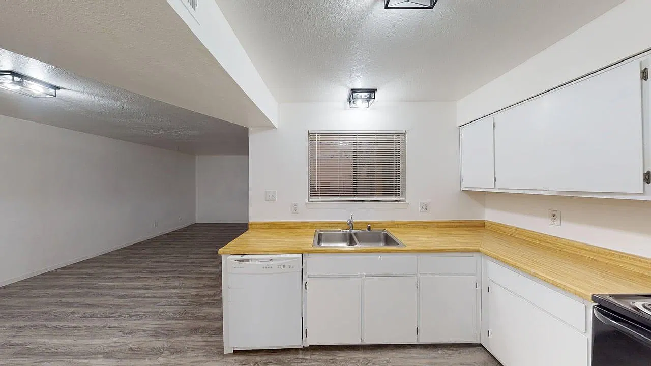 Modern & Upgraded 2 bd / 1ba. Patio APTS ~800 SF with Yards — Photo 4