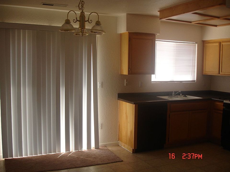 KITCHEN WITH BREAKFAST NOOK