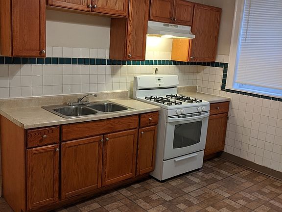 3rd image of 1304 N Pine Ave #1