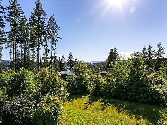 Lake Whatcom & Island views plus nice backyard.