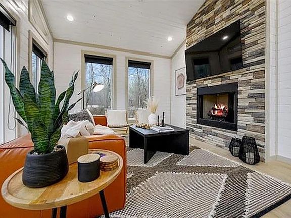 5th image of 396 Spruce Trl