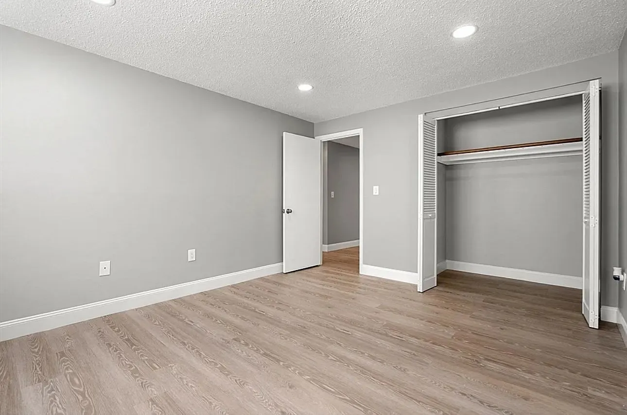 2 bed, 836 sqft, $2,400 — Photo 3
