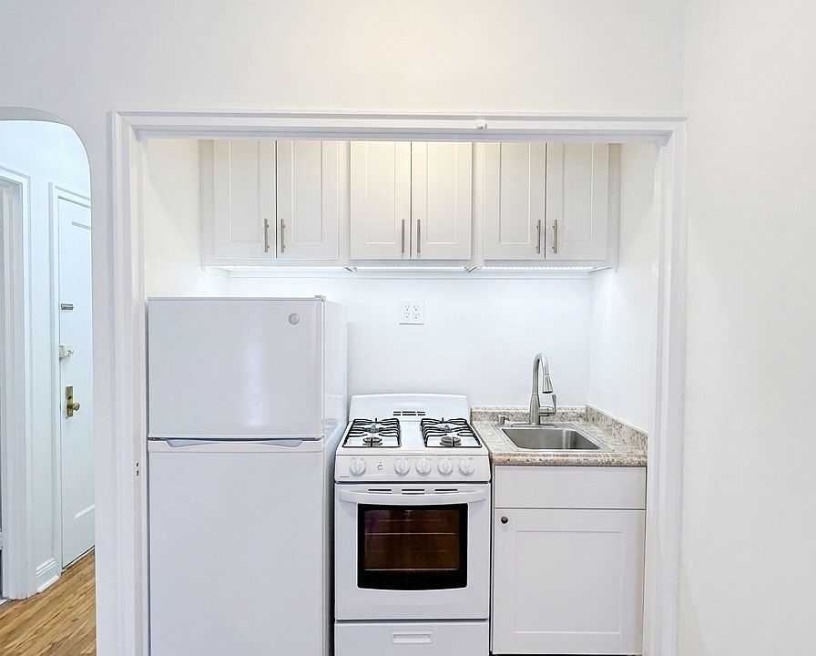 2nd image of 328 W 83rd St APT 4F