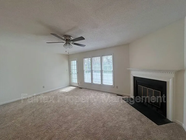 112 Greenmont Ln — Photo 8