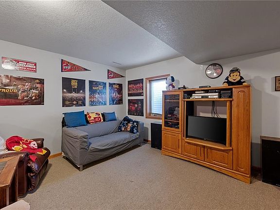 3rd image of 810 Linden St