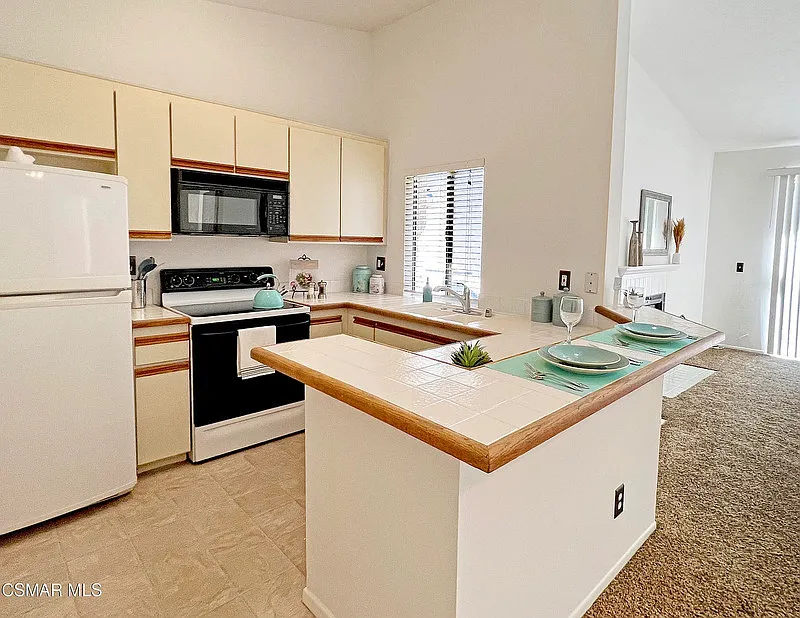 1 bed, 1.0 bath, 722 sqft, $2,369 — Photo 2