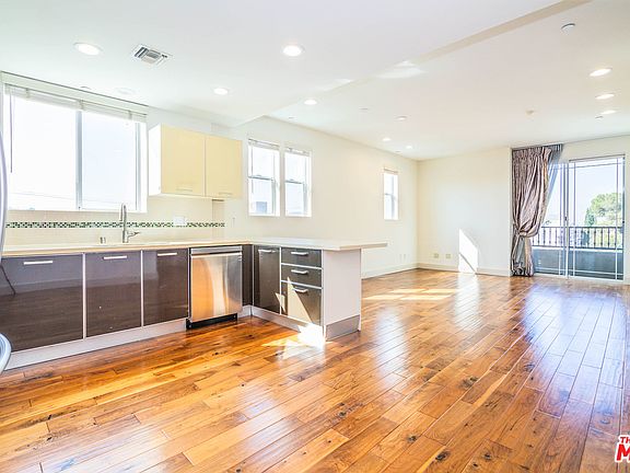 3rd image of 848 S Irolo St #405