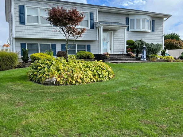 65 Gateway Dr, Copiague, NY 11726