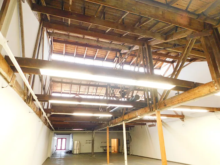 E Commercial St — Photo 15