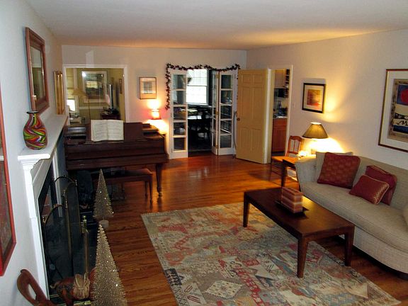 Living Room view to D.R.