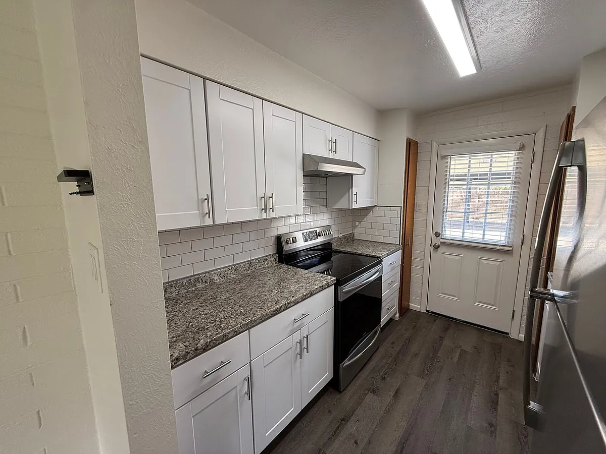 Building Photo - Alexsi Apartments