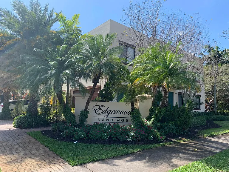 3235 SW 16th Ter #3235 — Photo 10
