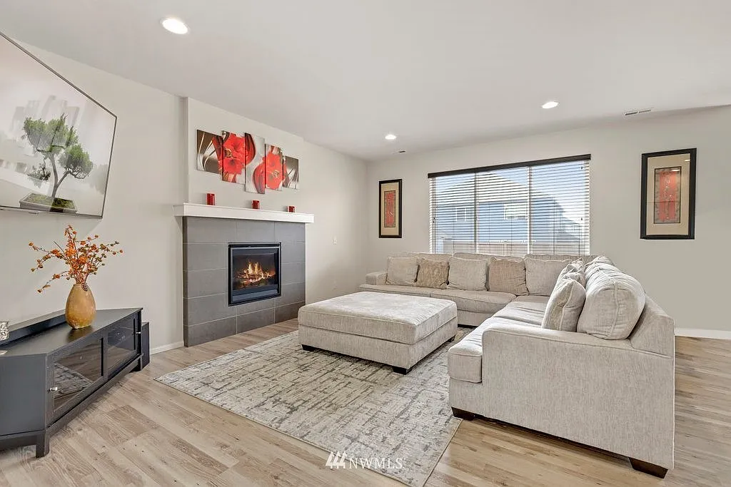 5 bed, 2670 sqft, $3,095 — Photo 4